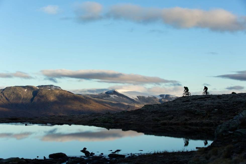 VERDT SLITET: Fra toppen av Molden får du fantastisk utsikt mot Hurrungane. Andreas Køhn og Knut Myking er heldige med været. stisykling på molden i luster sogndal