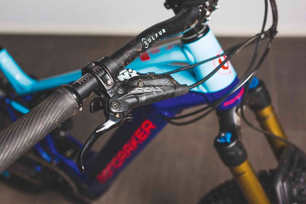 TOPPBREMSER: Den tunge og solide Mondraker-sykkelen kommer også med superkraftige Code-bremser fra SRAM. mondraker-crafty-elsykkel-2