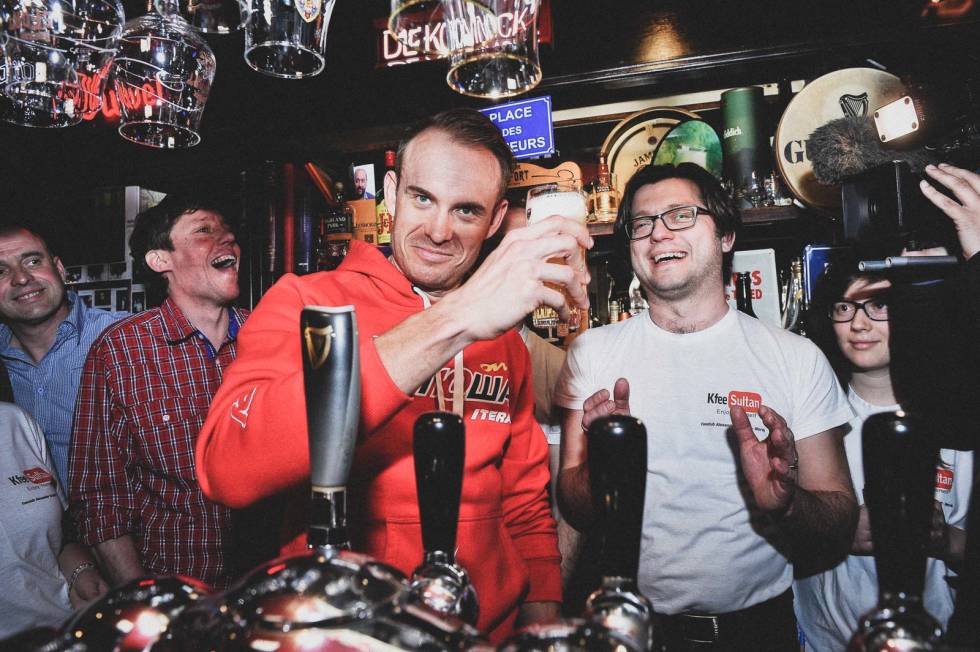 SKÅL! Alexander Kristoff tar en øl med fansen, etter å ha vunnet Flandern rundt. Foto: Cor Vos. monument-sykkel-landevei-3