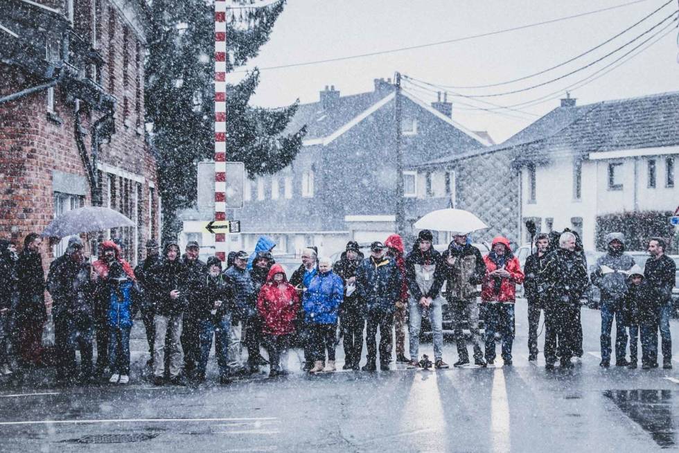 VENTETID: Monumentene er så populære at fansen gladelig står i timesvis og venter på syklistene, selv i snø. Foto: Cor Vos. monument-sykkel-landevei-5