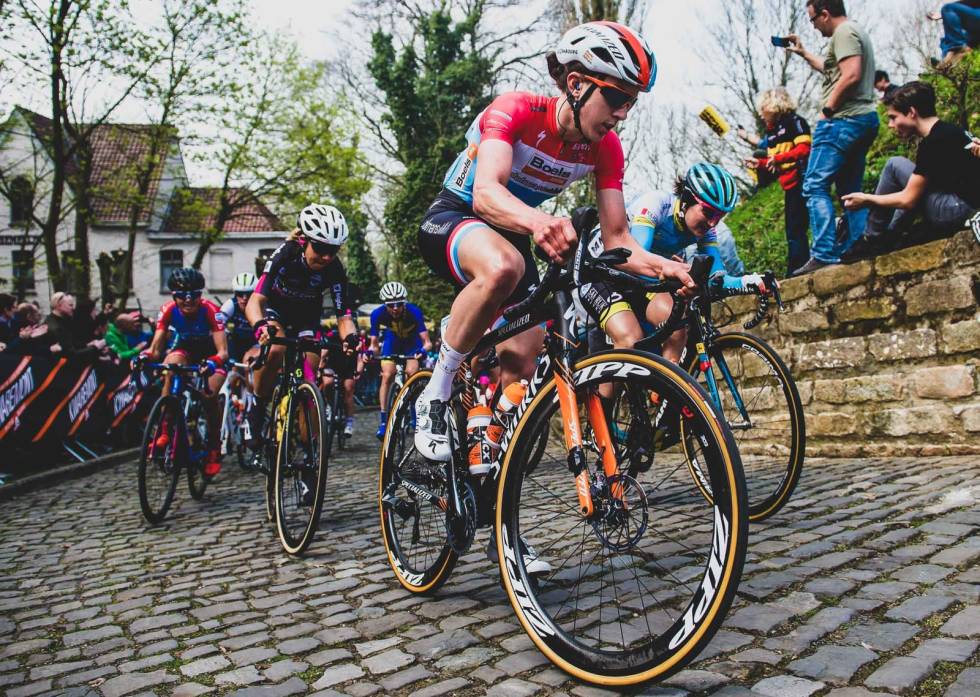 KVINNEKAMP: Christine Majerus på vei opp Kapelmuur under kvinnenes Flandern rundt. Foto: Cor Vos. monument-sykkel-landevei-8