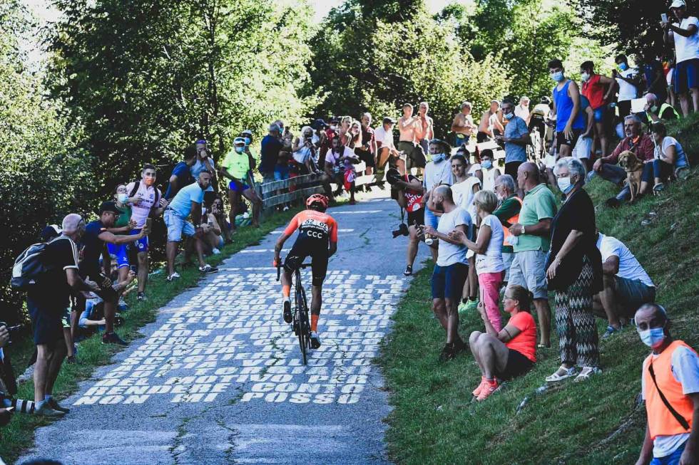 1000-METER'N: Først Ghisallo, så Sormanno. Da har rytterne klatret over 1000 høydemeter på kort tid. Foto: Cor Vos. monument-sykkel-landevei-9