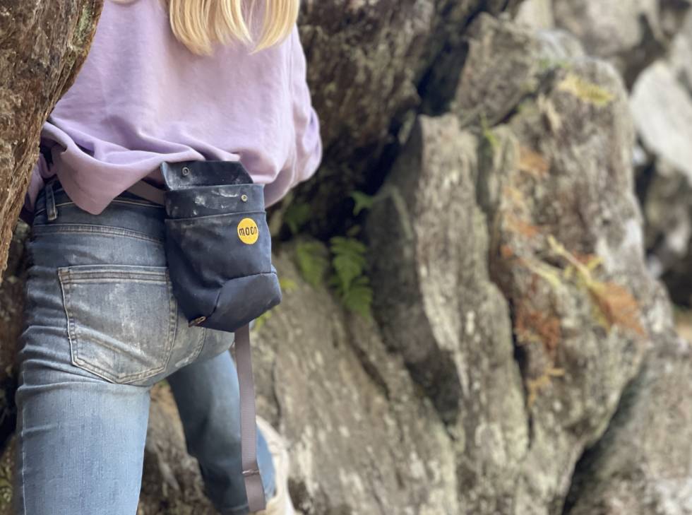 In action: Moon Sport Chalk Bag under buldring ute. Flappen er da tydelig vendt opp. Dras den over, så vendes den ned, og klippes på knappen. test av Moon Sport Chalk Bag kalkposer