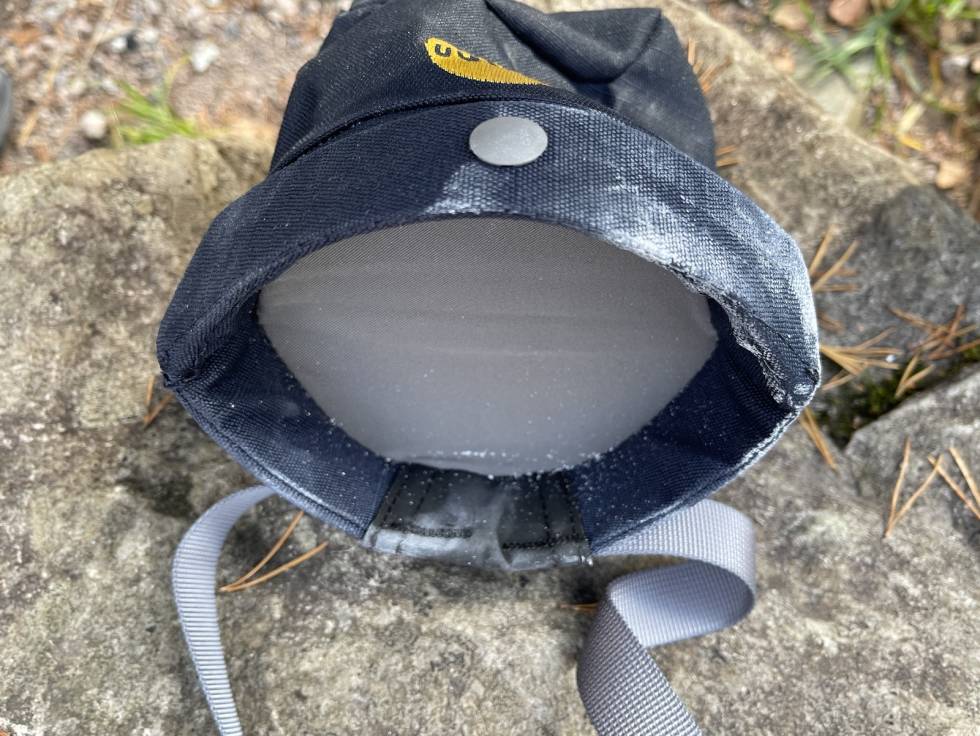 Lukking: Moon Sport Chalk Bag har en smart lukking der man drar bakdelen av kalkvposen over til fronten, folder den ned og knepper til. Det gjør den så og si helt tett. Test av Moon Sport Chalk Bag kalkposer