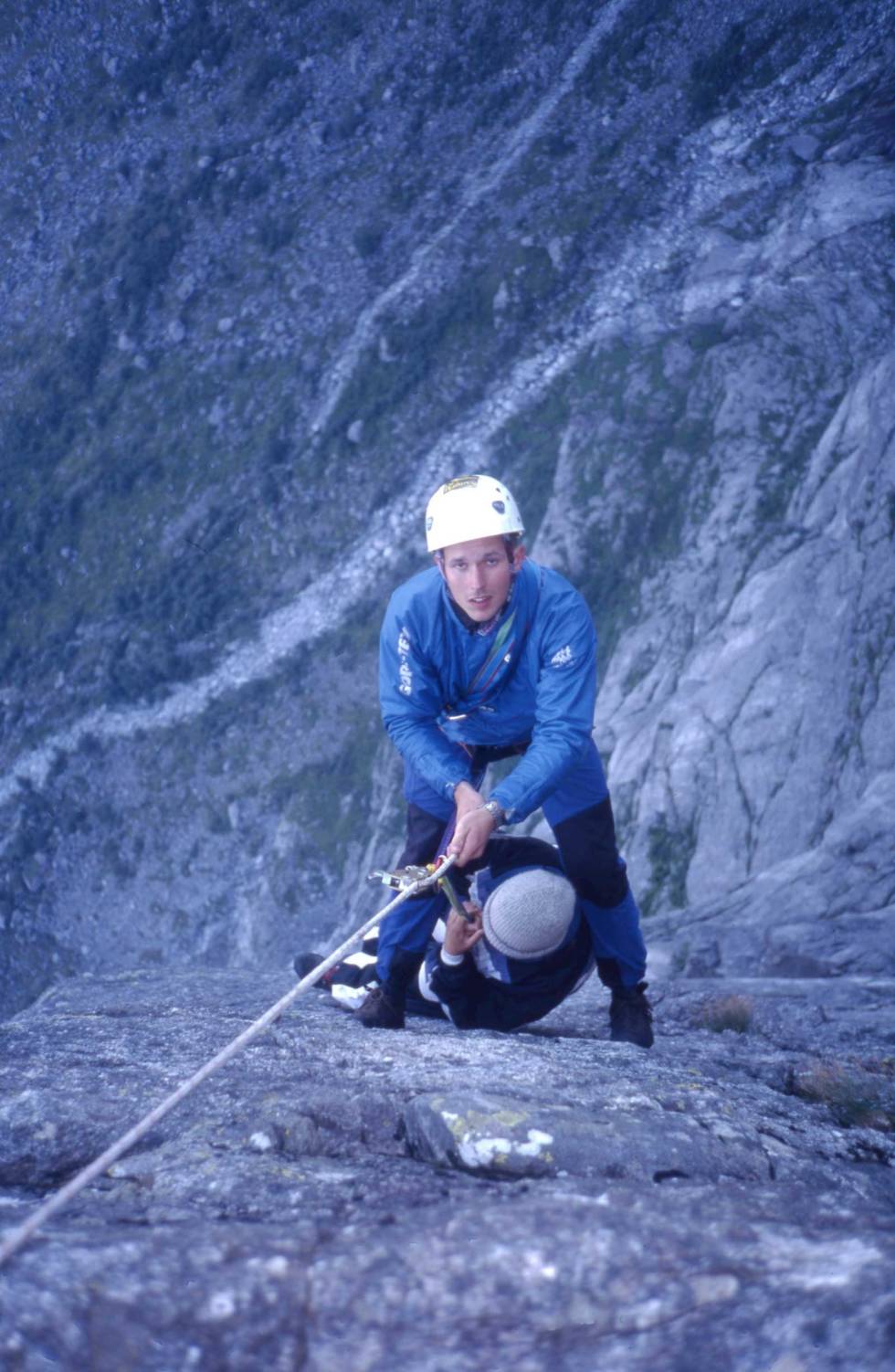 Redningsaksjon: Den første levende basehopperen som ble hentet ned fra Kjerag, 1997. Foto: Ture Bjørgen Morten-Disen-Klatring-4