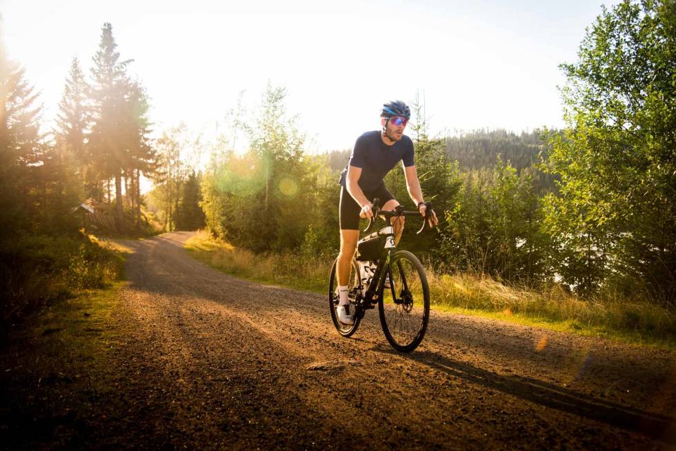 ELG I SOLNEDGANG: Morten Mølsted tar et posørdrag på Krokskogen, opp den siste motbakken før det bærer nedover mot Oslo. MSR Bikepackinglores-10