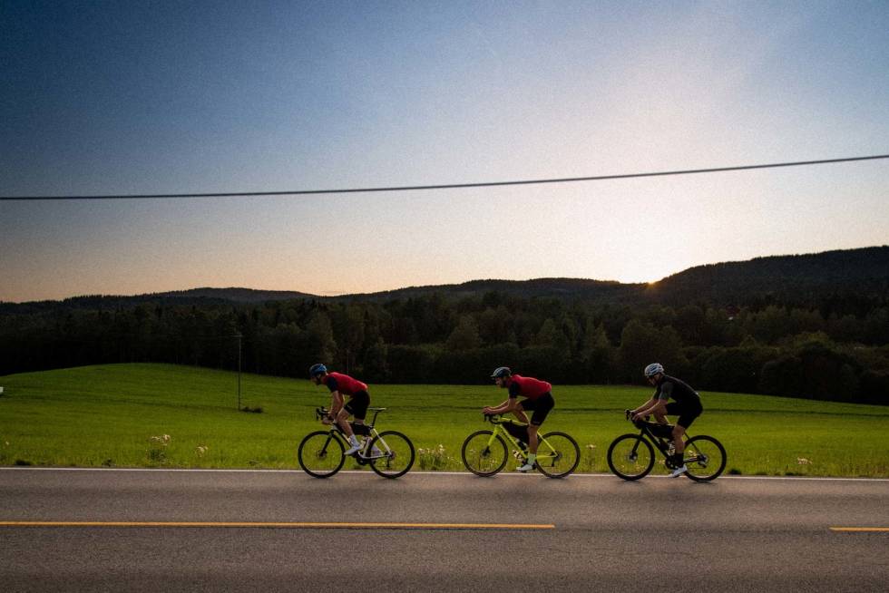 SOLNEDGANG I SØRKEDALEN: Feltet har fått kebablos og merker ikke at solen har gått ned. MSR Bikepackinglores-12