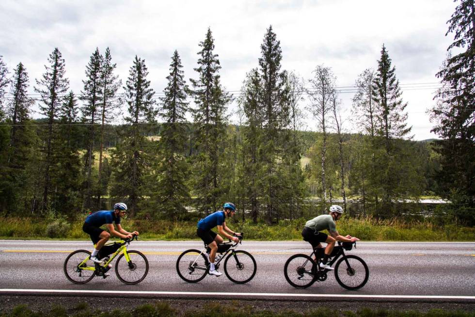 LANG LANG REKKE: Bånn gass ved Toten, lukten av gatekjøkkenmat på Lygna ble for sterk. MSR Bikepackinglores-3