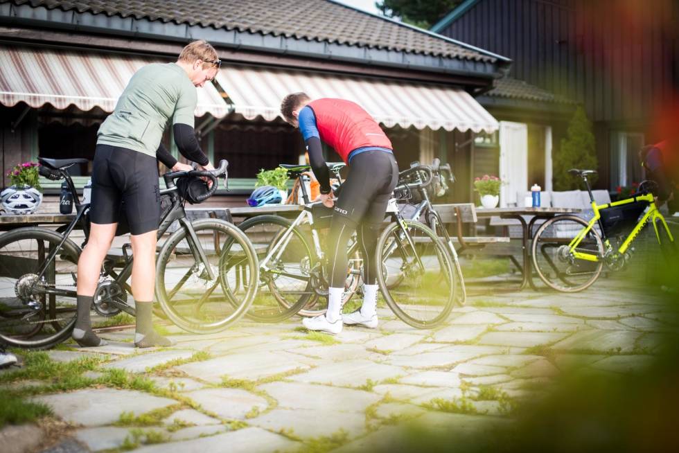 PAKKEJOBB: Alex og Gjermund stapper baggene fulle før avreise fra Lygnasæter hotel. MSR Bikepackinglores-7