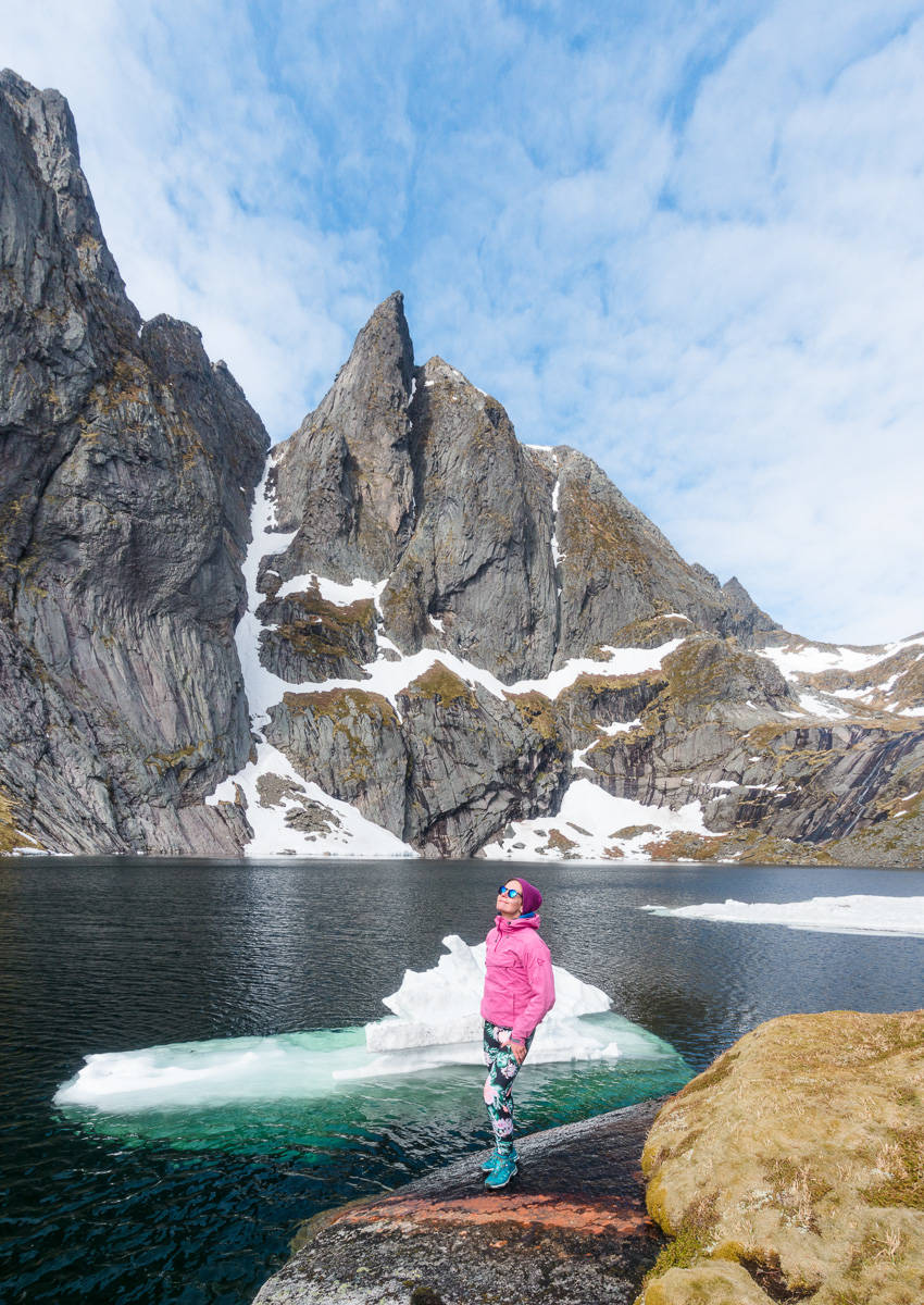 MUNKAN: Fra fjellene raser det snø ut på Austerdalsvatnet som blir til små isberg. FOTO: Jon Olav Larsen. MUNKAN Fra fjellene Munkan raser det snø ut på Austerdalsvatnet som blir til små isberg. Foto Jon Olav Larsen