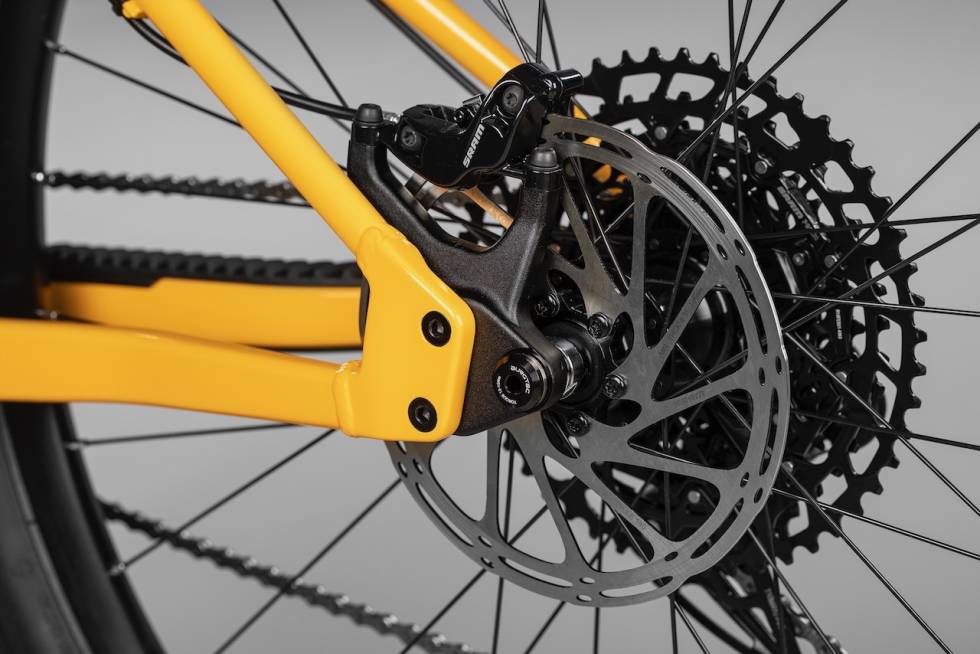 UTBYTTBARE: Du kan bytte endestykkene med justerbare varianter for sykling uten gir. Santa Cruz Chameleon 2022