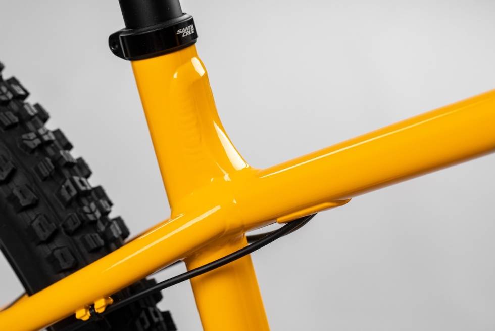 UTVENDIG: Girvaier og bremseslange går utvendig på bakrammen Santa Cruz Chameleon 2022