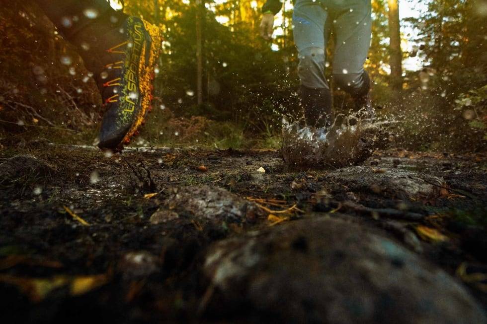 VANNTETTE: Sko med Goretex vil kunne holde deg tørrere og varmere litt lengre enn sko uten. Foto: Kristoffer H. Kippernes LØping i myr