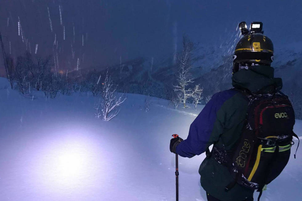 Husk at det gjerne er både mørkt og fullt av snø i Narvik. Foto: Ida Elisabeth Nilsen Narvik pudder freeride kveldskjøring ski