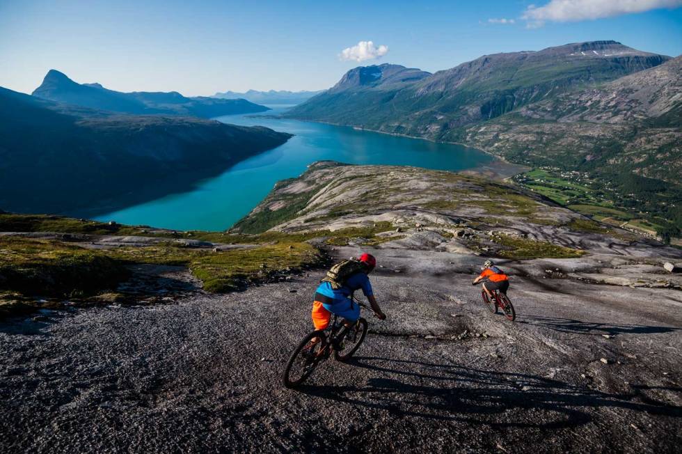 Narvik: Det er Planet Earth advarsel på omgivelsene rundt Reinnesfjellet – smaragdfargede fjorder i flere retninger, spisse fjelltopper og små isbreer i horisonten. Det er nesten som en overdose av naturopplevelser. Best av alt er selve syklingen, granitten gir sinnssykt bra grep og det er en veldig annerledes følelse å kjøre på svabergene. Dette er sykling i absolutt verdensklasse, og enn så lenge er sjansen stor for at du får oppleve dette uten å møte en eneste person! Narvik sykkel