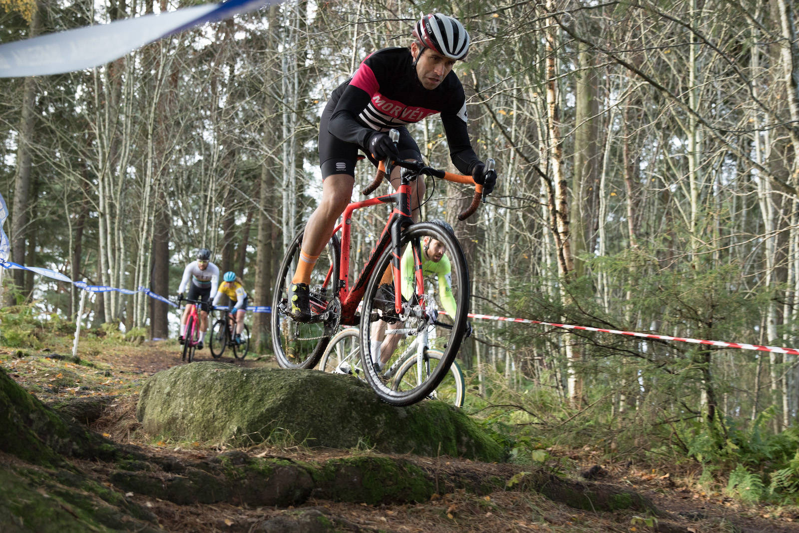 OVER STOKK OG STEIN: Det gikk unna i masterklassen. Foto: Bengt Ove Sannes norgescup kross 2019 Sandnes