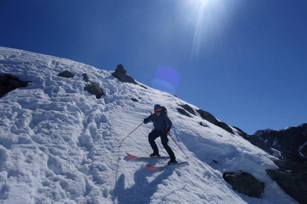 Arne Litlere på vei ned fra Vestre Austabotntind. Foto: Erlend Sande Skikjøring topptur Vestre Austabotntind Hurrungane