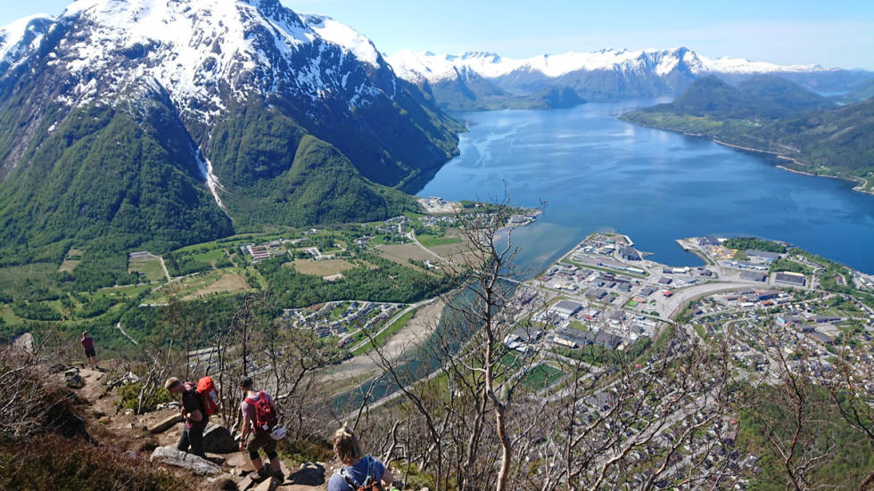 Returen fra toppen av nesaksla går i siste etappe av romsdalsegg-turen, med sherpatrapper og rampestrek på vei ned. Foto: Adam Tumidajewicz nesaksla nedstigning åndalsnes rampestreken via ferrata