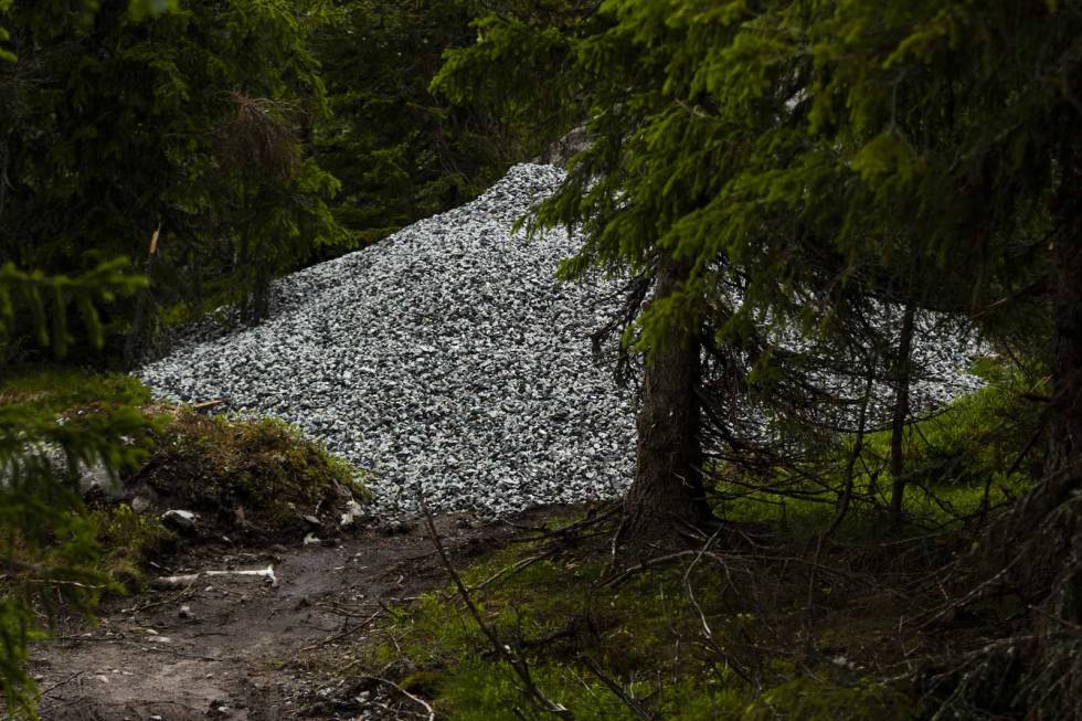 PÅFYLL: Massen flys inn til stien hvor grunnarbeidet er gjort. Foto: Snorre Veggan nesbyen stisykling hallingspranget helikopter