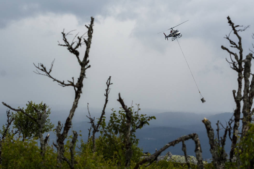 OVER HALLINGDAL: Helikopteret på vei til stien med ny last. Foto: Snorre Veggan. nesbyen stisykling hallingdal helikopter hallingspranget