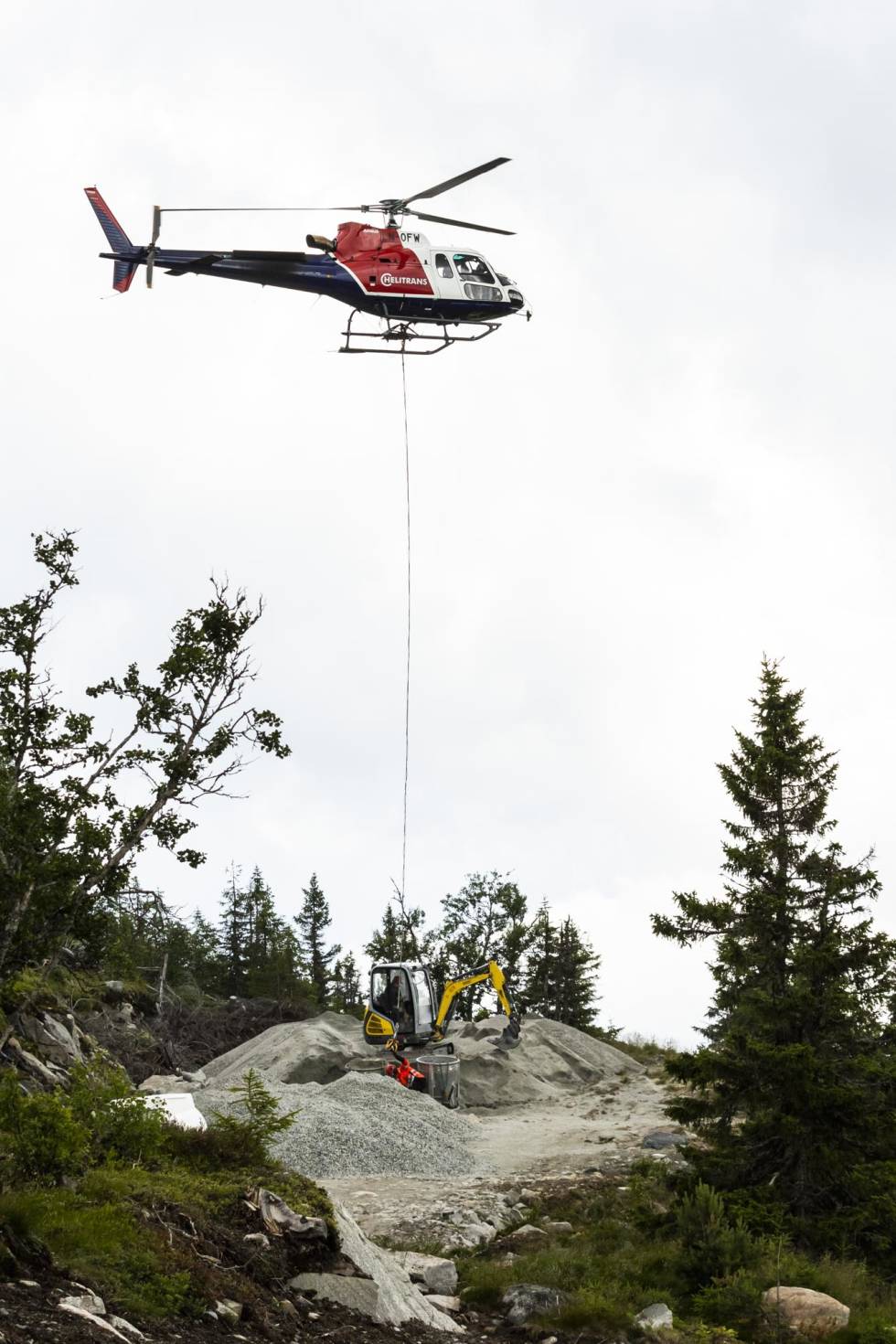 PÅFYLLING: Helikopteret ved området hvor massene hentes. Foto: Snorre Veggan stisykling nesbyen hallingspranget helikopter