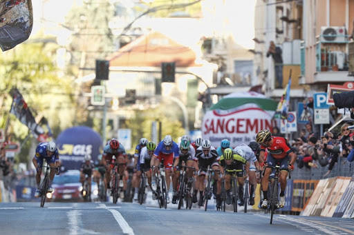 NIBALI LURER SPURTEN: Oftest ender Milano-Sanremo i spurt, men ikke alltid. Nibali angrep utfor i 2016. Foto: Cor Vos. nibali
