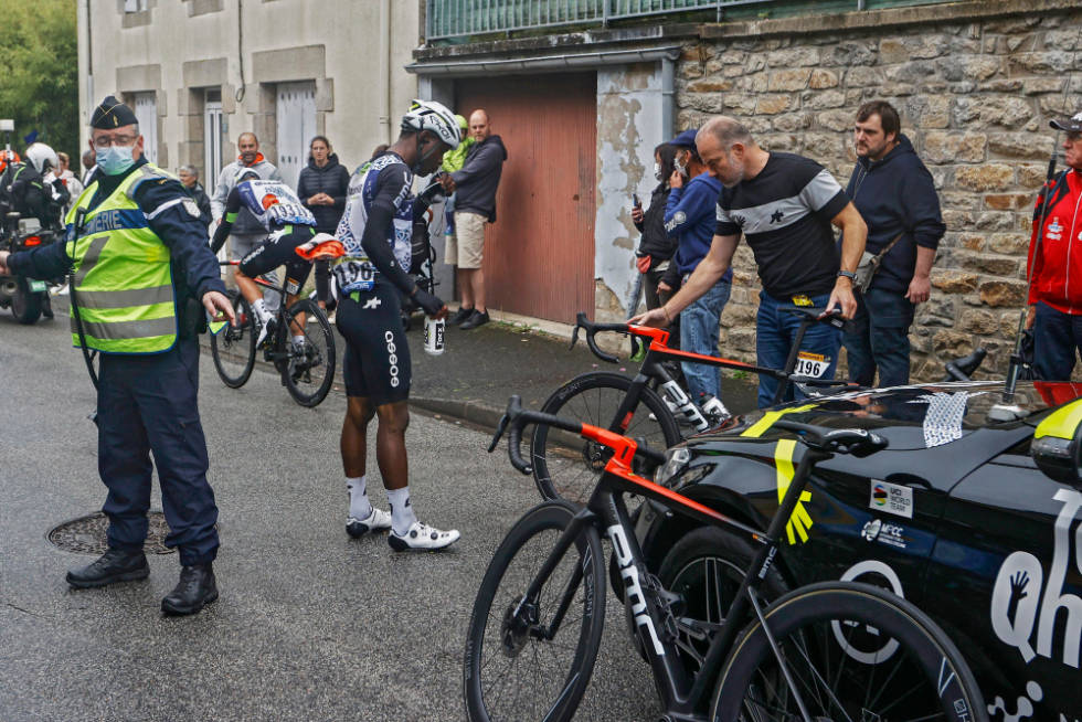 UTE: Nicholas Dlamini veltet på den tredje etappen, og igjen på den niende etappen. Det ble hans skjebne i årets Tour, hans debut i rittet. Foto: Cor Vos nicholas dlamini, tour de france