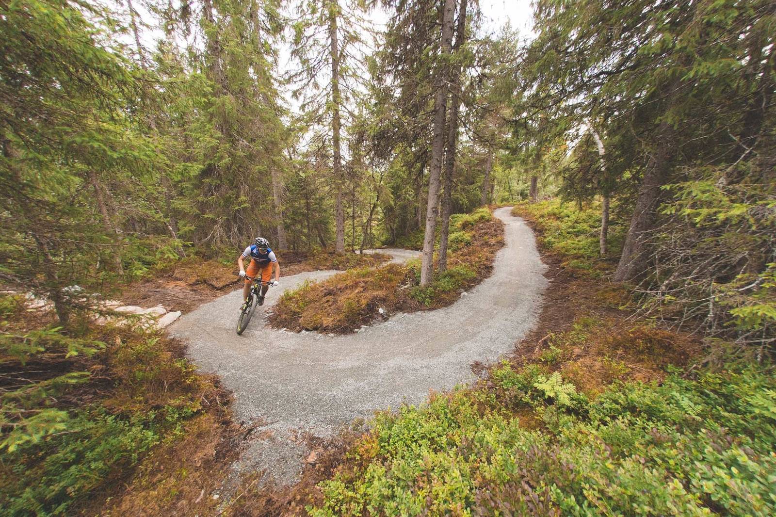 KLATRING: Nils Resell tar seg opp en av klatringene i Olalia. Foto: Kristoffer H. Kippernes nilsbyen sykkel terrengsykkel