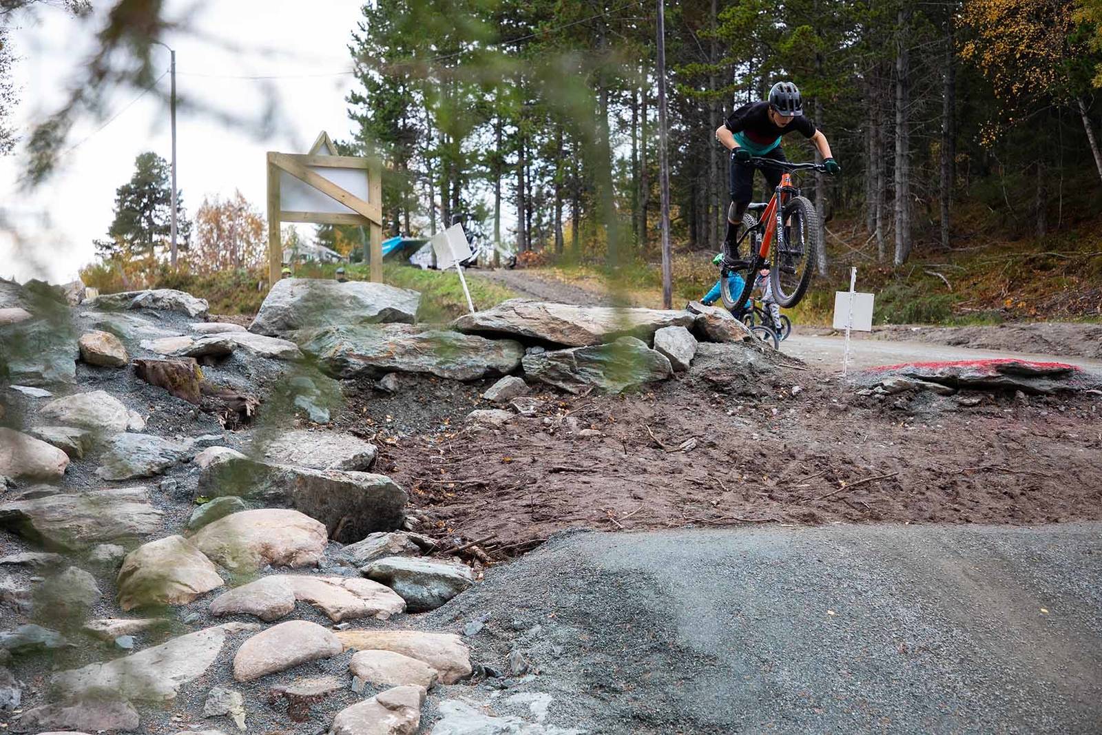 DROPP-SONE: Erlend Wassdahl Meirik tester dropp i Nilsbyen TerrengsykkelparkFoto: Tore Meirik nilsbyen terrengsykkelpark hopp dropp