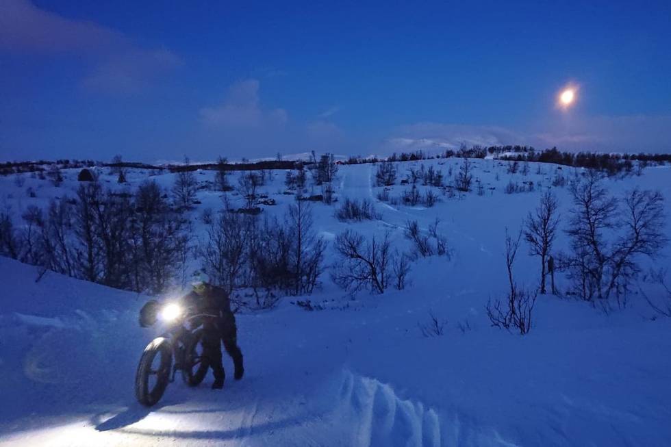 Rittleder og løypelegger Nina Gässler på løypebefaring i Fat Viking i forkant av årets ritt. Foto: Privat Her sykler du fatbike i 2020