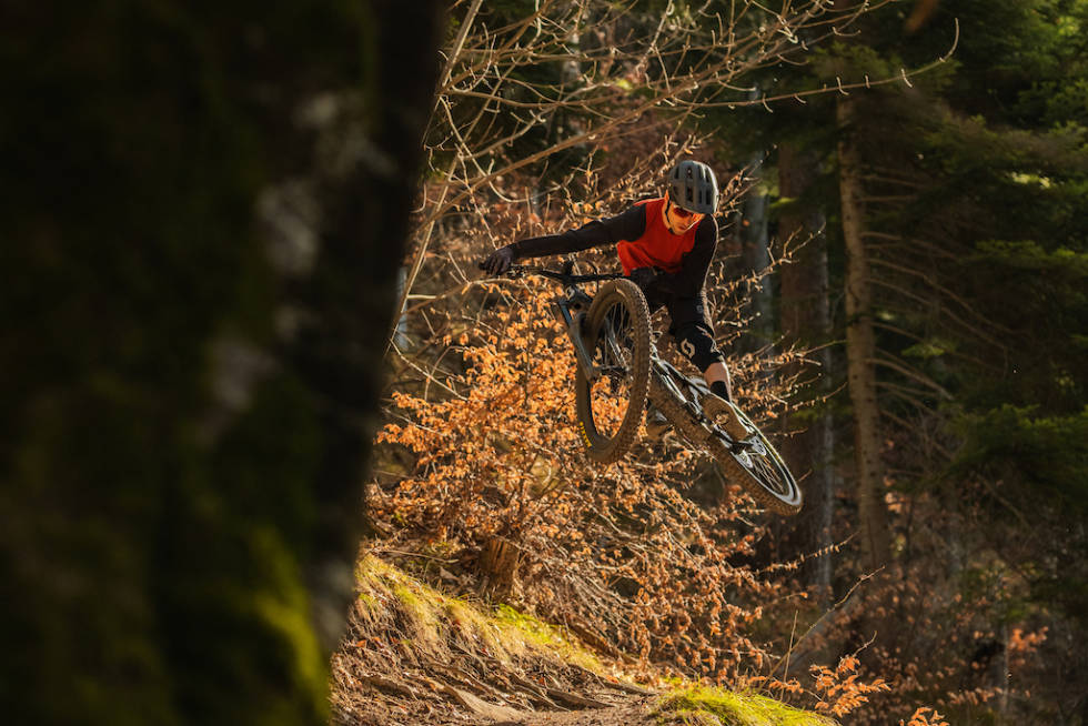 FORTSETTER LEKEN: Nino er kjent for å dra på både med og uten startnummer, og en litt tyngre elsykkel ser ikke ut til å gjøre slutt på det. elsykkel nino schurter