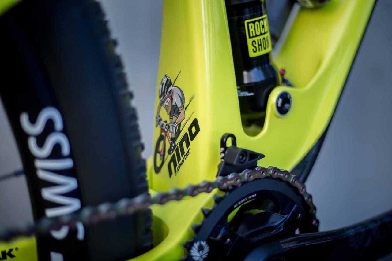 KJEDE PÅ PLASS: Surt å miste seieren på grunn av kjedekrøll. De ekstra grammene en kjedefører veier, er verdt det. nino-schurter-scott-spark-0017