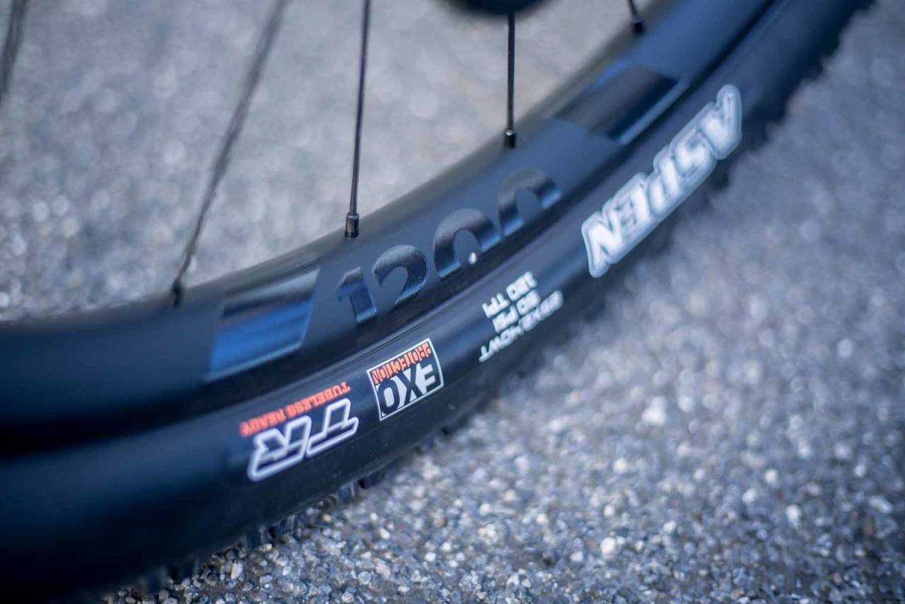 FETT: Tiden hvor rundbanesyklister skulle sykle med smale dekk og lite knaster er over. Verdensmesteren sverger til hele 2,4 tommer brede dekk fra Maxxis. nino-schurter-scott-spark-0019