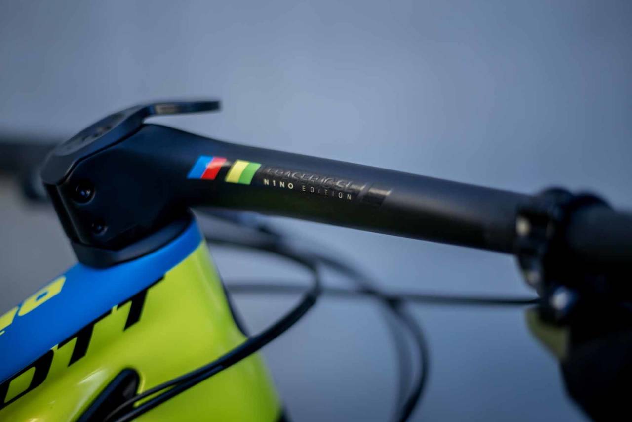 LAVT: Ikke en eneste spacer til overs. Nino Schurter kjører styret så lavt som det kan gå. Legg merke til braketten til Garmin-computeren på toppen. nino-schurter-scott-spark-0021