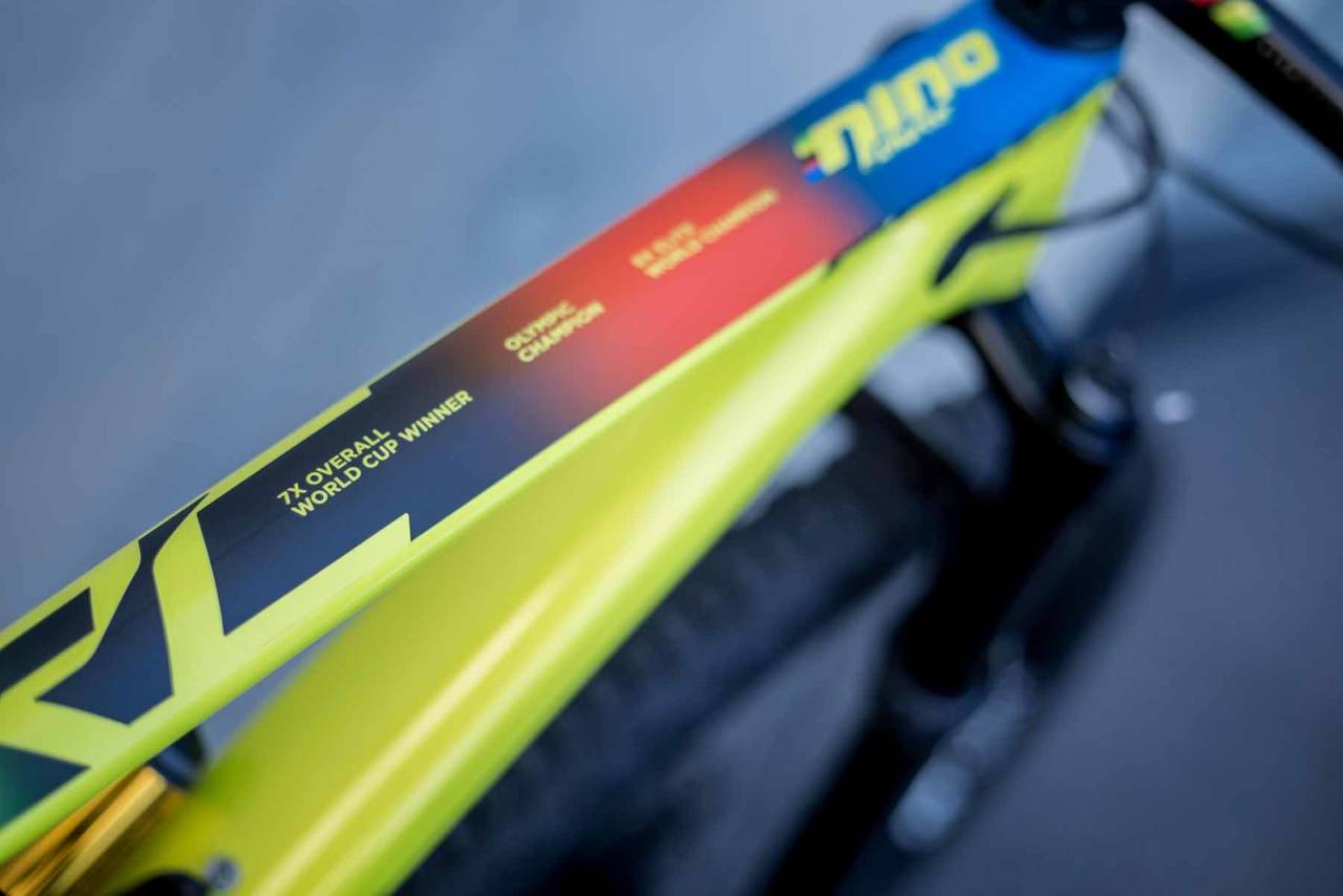 NOEN BEDRE? Ikke mange i verden kan flotte seg med slike dekaler på ramma. nino schurter meritter