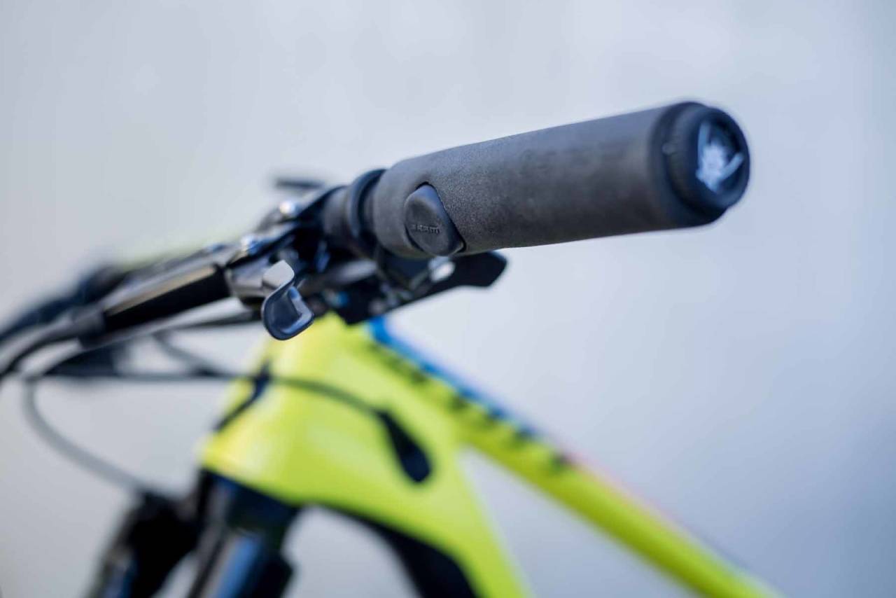 FLUSH: Hendelen til den trådløst aktiverte senkepinnen fra Rockshox er stilig integrert i silikon-holken på styre. reverb remote