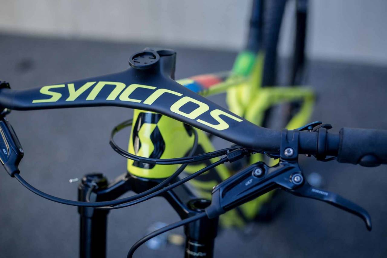 HVOR LAVT KAN DU GÅ: For å komme langt nok over fronten når kraften skal ned i pedalene, kjører Nino dette spesialstyret fra Syncros. lavt styre sykkel