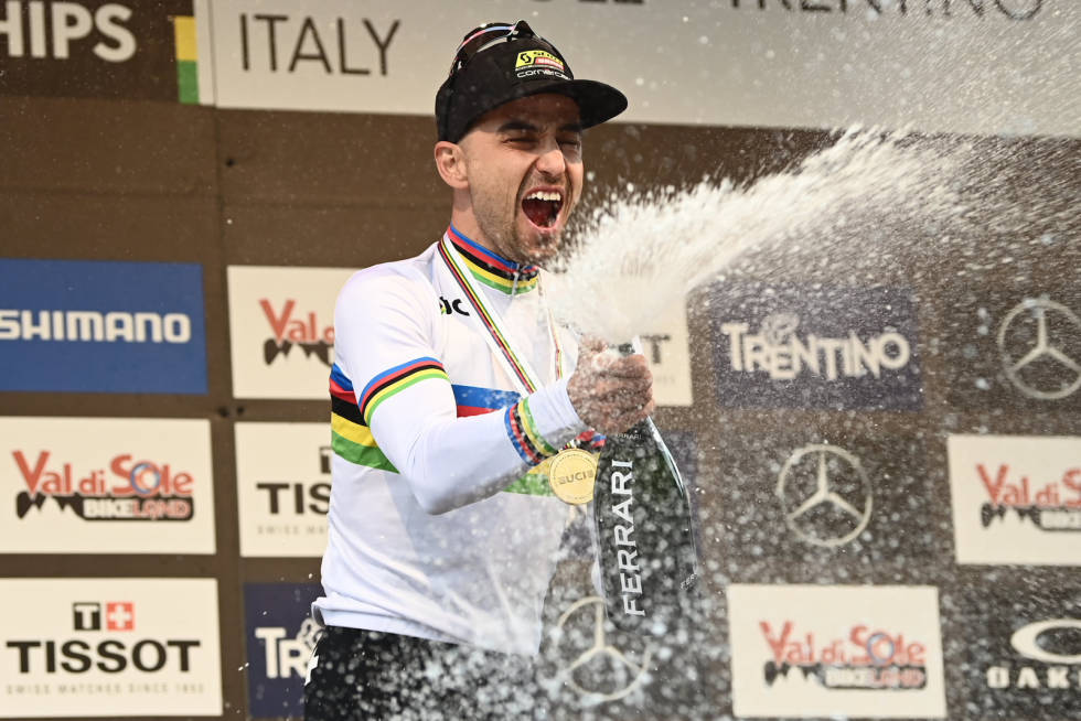VINNERTYPE: Nino Schurter har ikke tatt 9 VM-gull på å gi ved dørene. Foto: UCI Nino Schurter