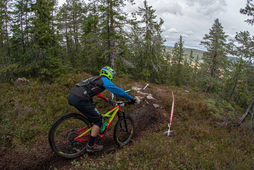 Utsikt var det også, for de som hadde tid til å se seg rundt. Foto: Tobias Bjerknes Nittedal Ungdomsenduro 2020