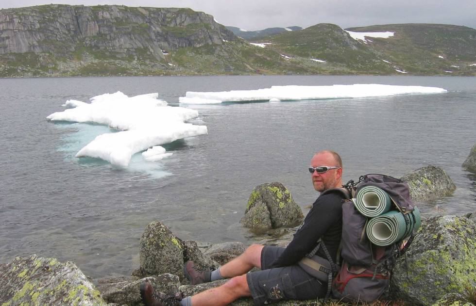 På vei opp mot Bossbu – rast ved vann med isberg. Foto: DNT Sør Njardarheim-DNT-Sør-4