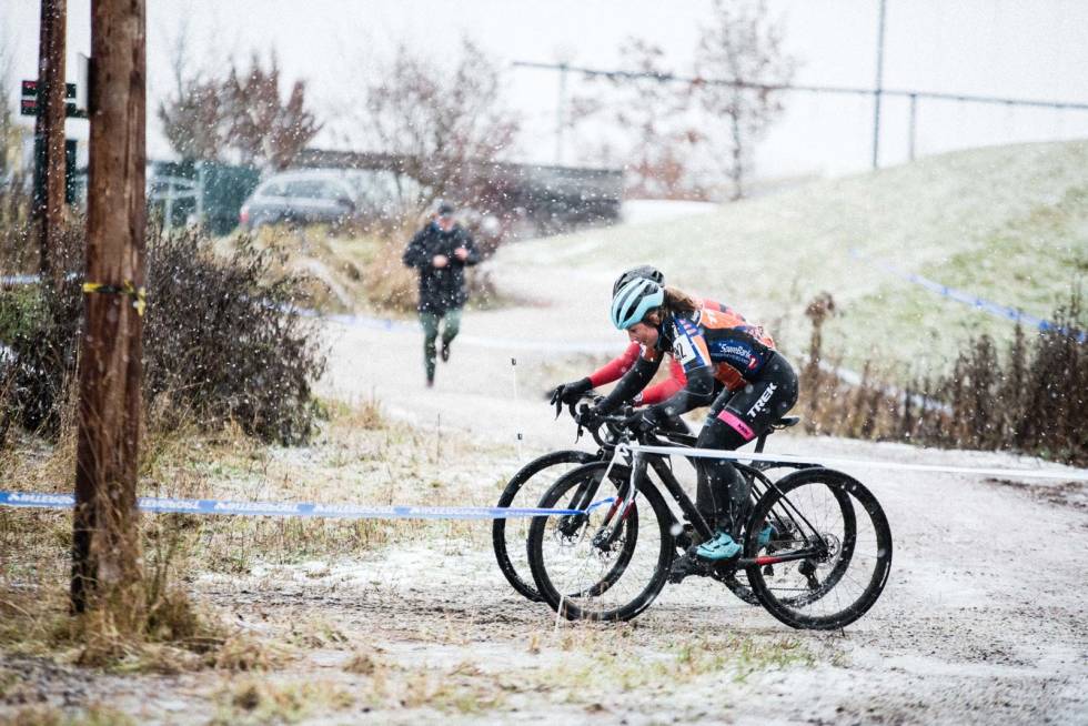 TETT START: Mie og Elisabeth kjørte så tett som det gikk an i to runder. Elisabeth Sveum Mie Bjørndal Ottestad cx