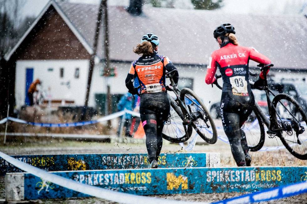 HOPLA: Ingen i dameklassen hoppet hinderne i Spikkestad. nm-cyclocross-kvinner-14