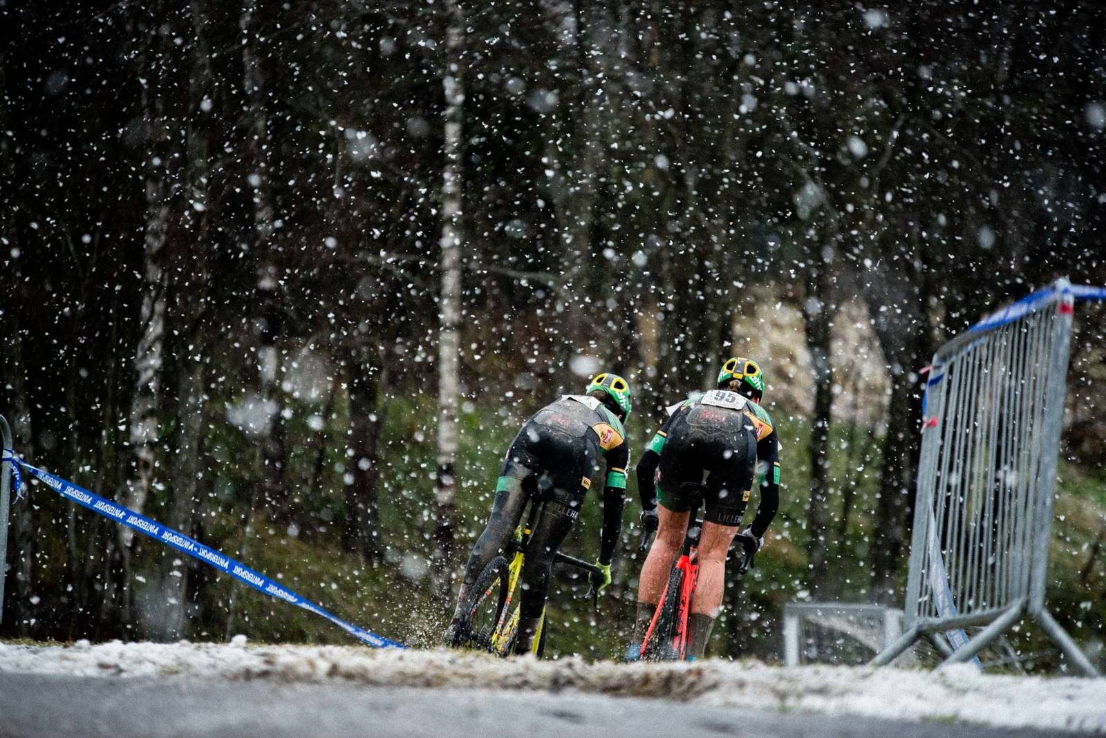 INN I MØRKET: Tett snødrev gjorde dagens NM til en våt, kald og mørk affære. nm-cyclocross-kvinner-17