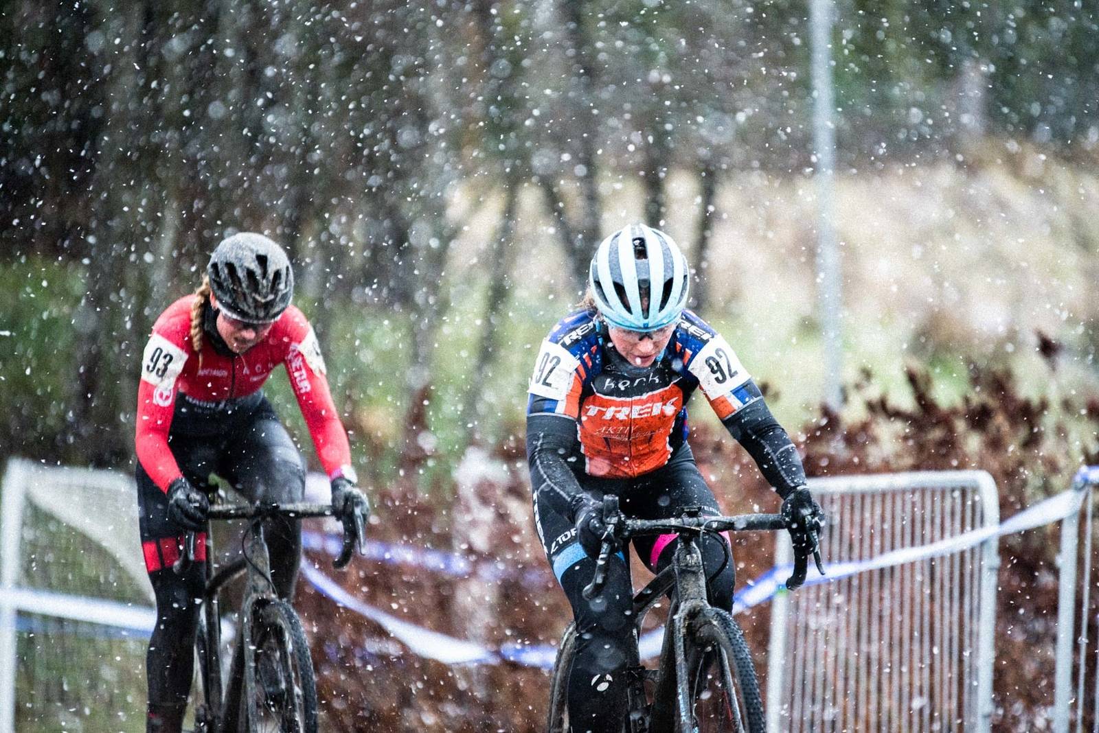 TETDUO: Elisabeth Sveum og Mie Bjørndal Ottestad kjørte sammen halve løpet. nm-cyclocross-kvinner-2