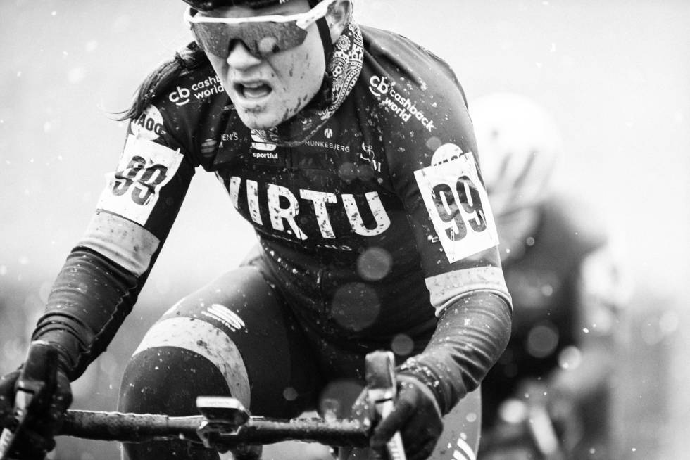 FIKK KJØRT SEG: Emilie Moberg var den største landeveiskjendisen på start, men fikk det tøft i løypa. nm-cyclocross-kvinner-9
