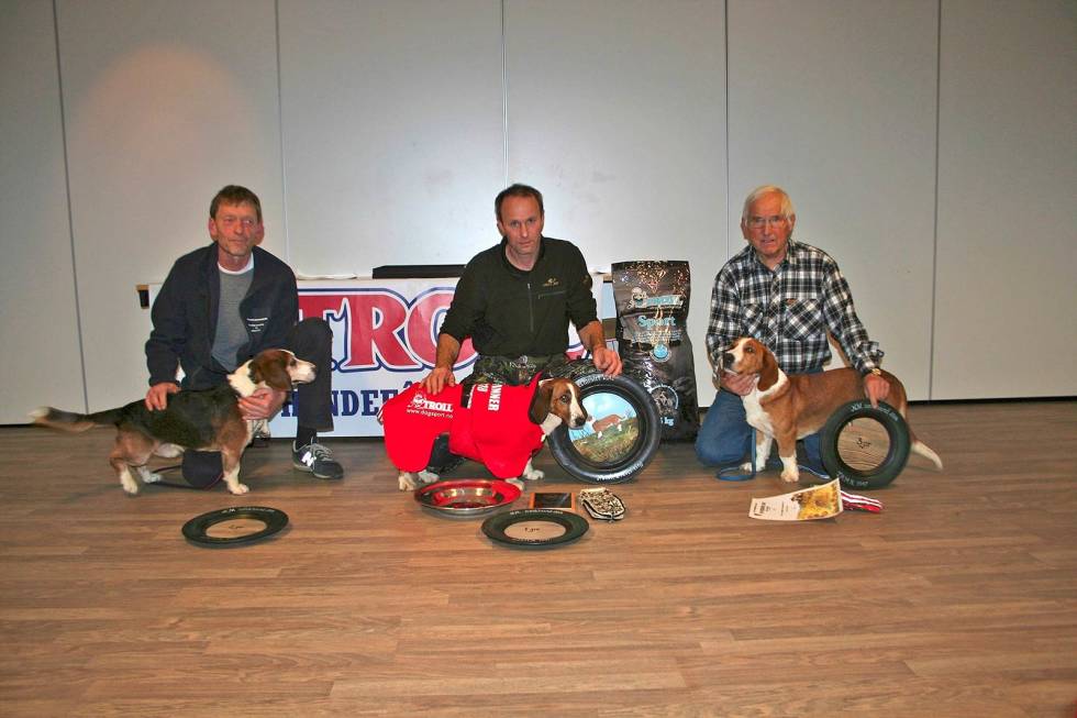 SEIERSPALLEN: Medaljene gikk til Jørn Aamand (t.v.) med N J(D)CH Tajm Choko (sølv), Rune Hedegart med Bergeråsens Hulda (gull) og Arne Olsby med C.I.B N UCH N J(D)CH Haresporets Nix-Titan (bronse). Foto: Stein Aasheim, Trøndelag HHK. NM-Drever-Beagle-3
