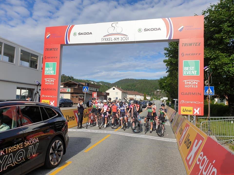 LITE FELT: Juniorjentene hadde få ryttere til start. Det gjorde at det ble et skikkelig lureløp. Foto: NCF. nm-junior-jenter