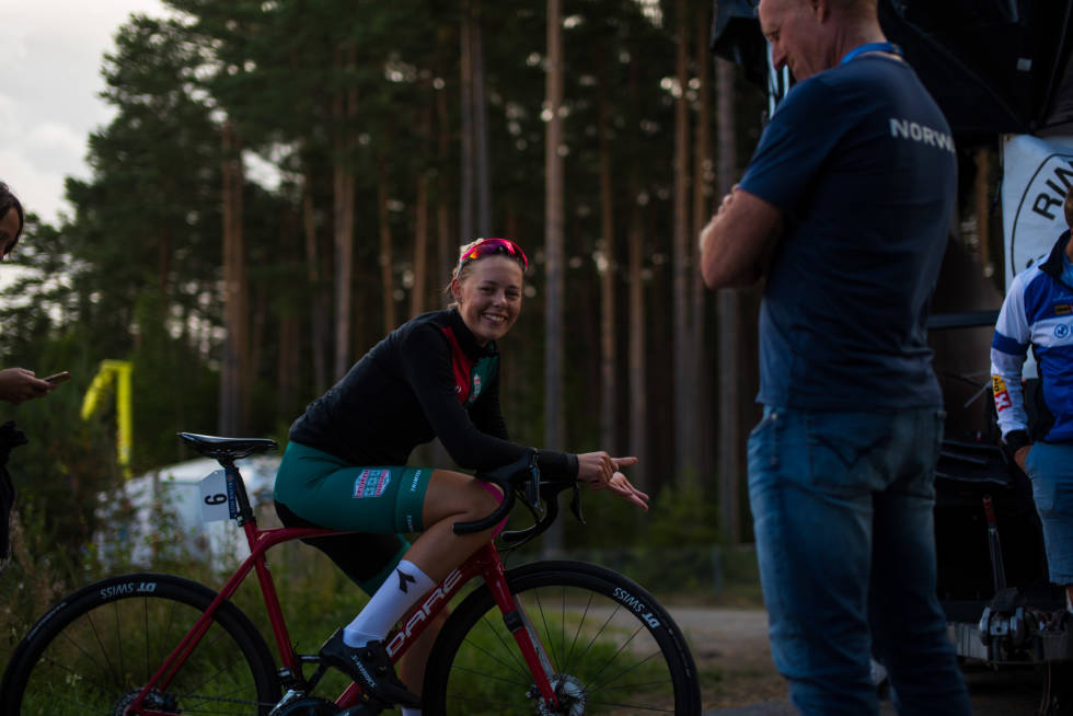 SOLID: Anne Dorthe Ysland rakk både å skifte å ta seiersintervju før neste kvinne entret målområdet. Foto: Henrik Alpers. anne dorthe ysland