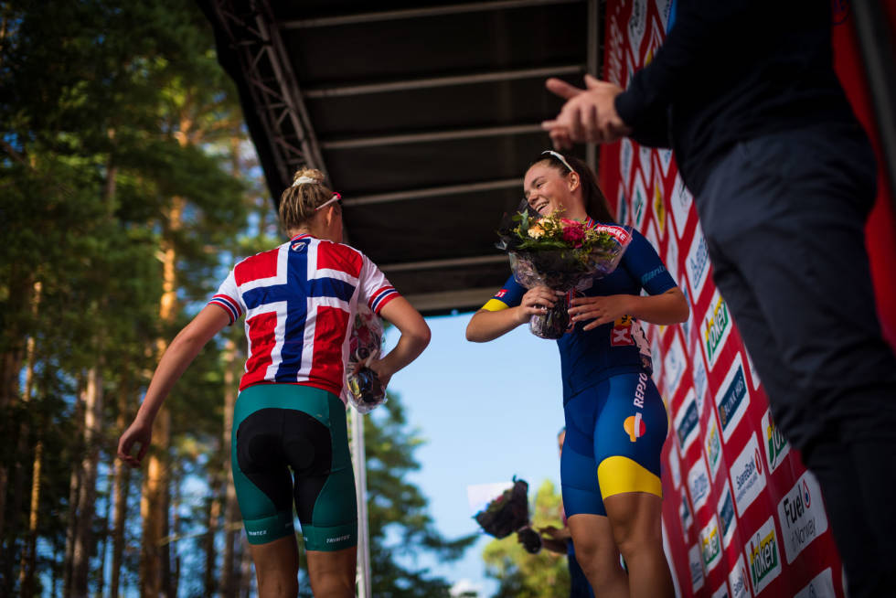 KORONAPODIE: Tradisjonell podieseremoni var byttet ut med albuehilsing og forhåndsutdelt premietrøye. Foto: Henrik Alpers. nm junior jenter 2020
