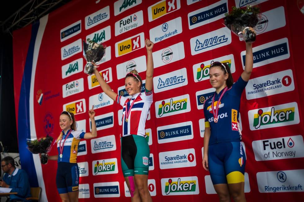 FREMTIDEN: Magdalene Lind fra Ringerike SK tok sølvet, og Nora Tveit fra Stavanger SK tok bronsen. Foto: Henrik Alpers. nm junior jenter 2020